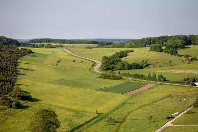 foto-aerea-de-fazendas-sob-ceu-claro-na-regiao-de-eifel-alemanha